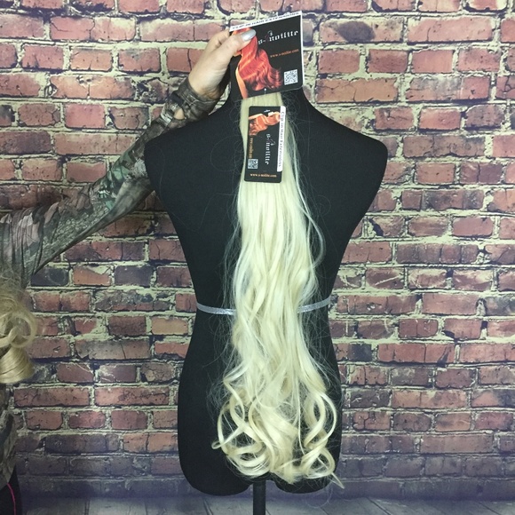 New - 24" Synthetic Hair Extensions -  Blond - Picture 1 of 3